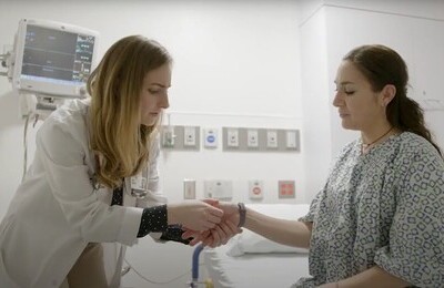 Кодирование Аквилонг в Вельске Врач держит пациентку за руку